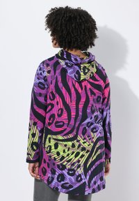 Sudadera con capucha de manga larga en vibrantes patrones morados, rosas y verdes con atrevidos estampados tropicales y de animales; tejido suave con un ajuste relajado.