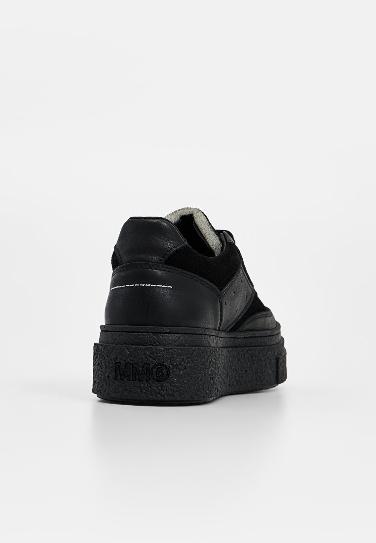 Sneakers platform nere con suola in gomma testurizzata, tomaia in pelle liscia e dettagli di cuciture sottili. Logo impresso sul tallone.