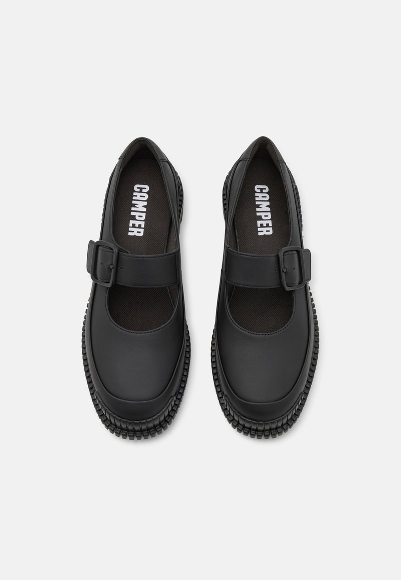 Czarne buty Mary Jane z okrągłym noskiem, skórzana cholewka, regulowany pasek z klamrą i teksturowana gumowa podeszwa. Wnętrze buta zawiera nazwę marki.