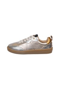 Metallic silberner Sneaker mit beigen Akzenten, runder Zehenpartie, perforierten Seiten und weißen Schnürsenkeln. Verfügt über eine metallisch goldene Fersenabdeckung und eine braune Gummisohle.
