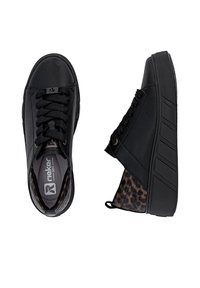 Baskets noires avec tige en cuir texturé, bout arrondi et design à lacets. Un accent en imprimé léopard sur le côté. Semelle en caoutchouc noir épaisse.