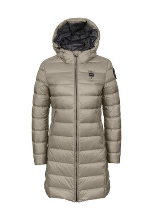 Cappotto puffer beige con cappuccio, caratterizzato da cuciture verticali e chiusura con zip. L'interno è scuro, con un dettaglio logo su una manica.