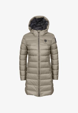 Cappotto puffer beige con cappuccio, caratterizzato da cuciture verticali e chiusura con zip. L'interno è scuro, con un dettaglio logo su una manica.