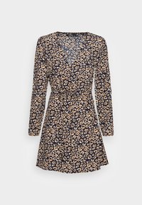 Vestido envolvente com estampa de leopardo em azul-marinho, apresentando mangas longas, decote em V, cintura com laço e saia rodada. Feito de um tecido leve e texturizado.