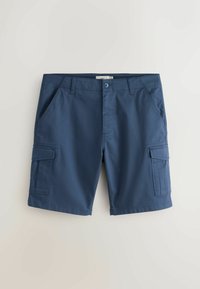 Shorts cargo bleu marine avec fermeture par bouton et zip, passants pour ceinture, poches avant inclinées et poches à rabat sur les deux cuisses, disposés à plat.