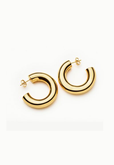 Boucles d'oreilles en or avec une finition polie, présentant une forme en demi-cercle et une fermeture à tige sécurisée. La texture lisse complète le design.