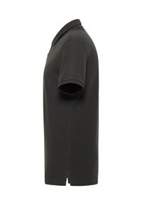 Polo noir à manches courtes avec col et fentes latérales, vu de profil droit sur un fond blanc.