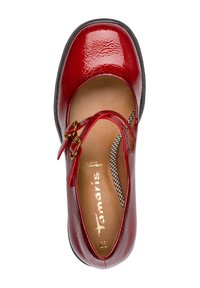 Scarpa in pelle sintetica rossa con punta tonda, cinturino decorativo con fibbia e superficie testurizzata. L'interno presenta una fodera marrone chiaro e un motivo.