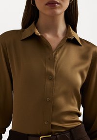 Lauren Ralph Lauren CLASSIC FIT SATIN CHARMEUSE SHIRT - Blusa com botões - honey tan