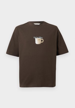 Brązowa bawełniana koszulka z krótkim rękawem z grafiką białego kubka do kawy i tekstem "Café du Choux" w jasnoniebieskim kolorze.