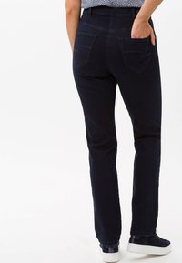 Donkerdenim jeans met een rechte snit, voorzien van twee achterzakken, subtiele stikdetails en een riemlus in de taille.