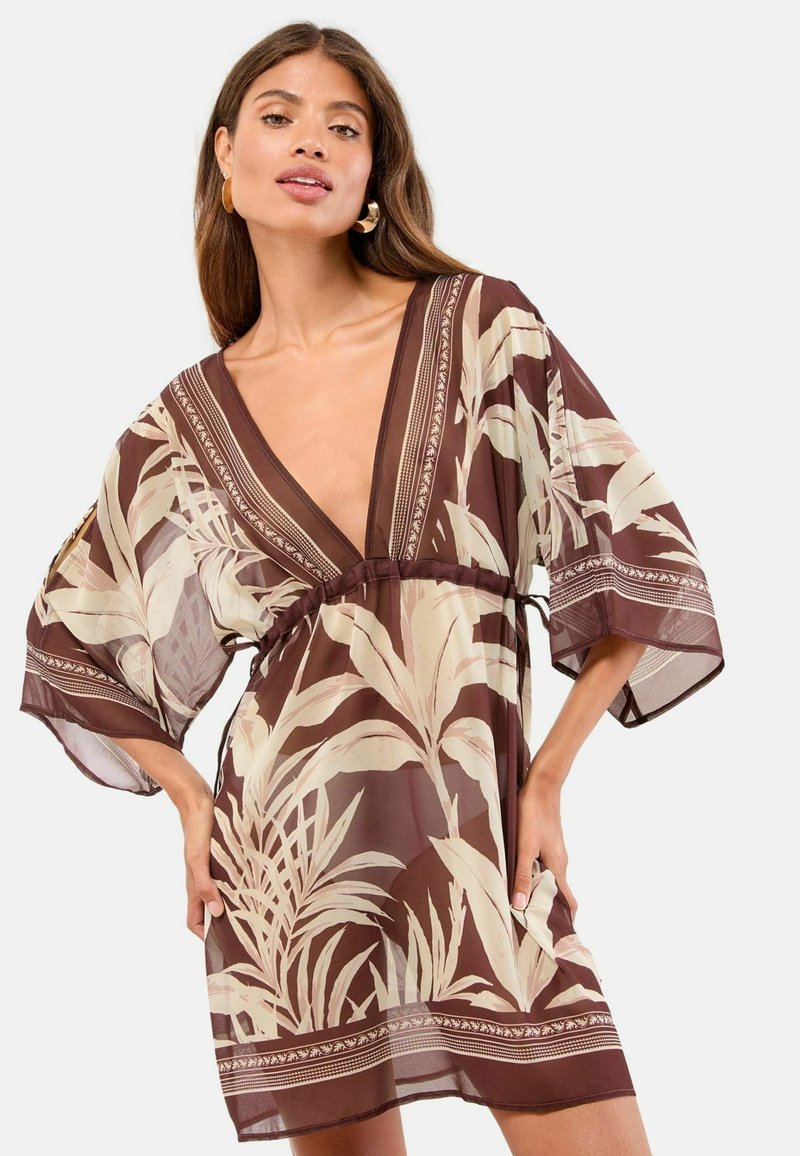 Abito kimono floreale marrone con scollatura a V profonda, tessuto leggero, maniche ampie e vita con cordoncino decorata da dettagli geometrici.