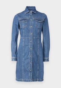 Vestito di denim con maniche lunghe, chiusura con bottoni e due tasche sul petto. Presenta borchie argentate sulle spalle e una silhouette aderente.