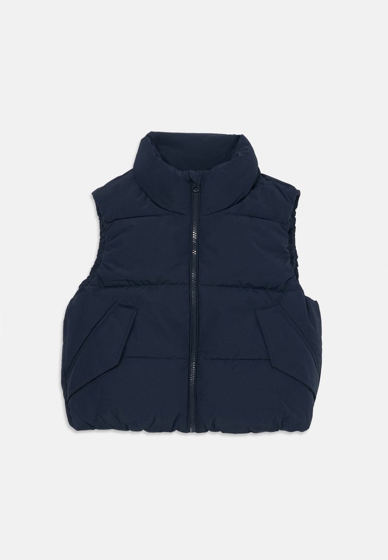 Colete acolchoado azul-marinho com uma gola alta, fecho frontal e dois bolsos laterais; apresenta uma textura acolchoada e um design cropped.