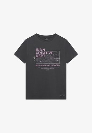 Ciemnoszara koszulka z krótkimi rękawami, z różowym napisem i wzorem graficznym. Zawiera etykiety oraz teksturowany wzór na nadruku.