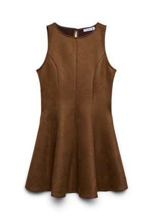 Vestito marrone senza maniche realizzato in morbido materiale simile alla pelle scamosciata, con corpetto aderente, gonna svasata e chiusura sul retro a occhiello.