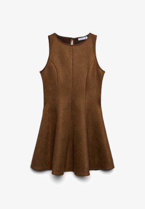 Vestito marrone senza maniche realizzato in morbido materiale simile alla pelle scamosciata, con corpetto aderente, gonna svasata e chiusura sul retro a occhiello.