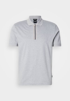 Lichtgrijs poloshirt met korte mouwen, voorzien van een ritskraag, contrasterende ritssluiting en een logo-label aan de zoom.