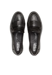 Zapatos negros de cuero tipo mocasín con un detalle de flecos texturizados en la parte frontal, que cuentan con una plantilla acolchada y un diseño de punta redondeada.