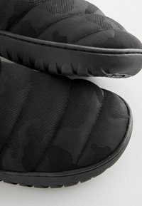 Next REGULAR FIT - PADDED CLOSE BACK - Pantofole - black