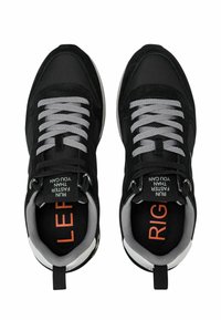 Schwarze Sportschuhe mit einem Obermaterial aus Stoff und Wildleder, grauen Schnürsenkeln und kontrastierenden "LINKS"- und "RECHTS"-Tags im Inneren.