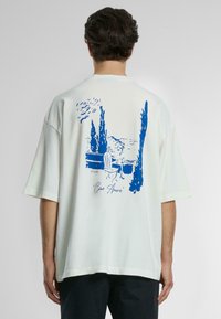 PROHIBITED DOLCE VITA  - Marškinėliai su spaudiniu - white