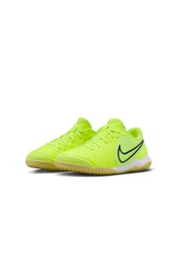Zapatillas deportivas Nike de color amarillo brillante con parte superior texturizada, diseño con cordones y logo swoosh negro. Suela de goma con patrón antideslizante. Material ligero.