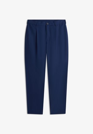 Tumesinised püksid tekstuurse kangaga, millel on kaks eesmist voltimist, püksirihma augud ja üks metallist nööp vööjoonel.