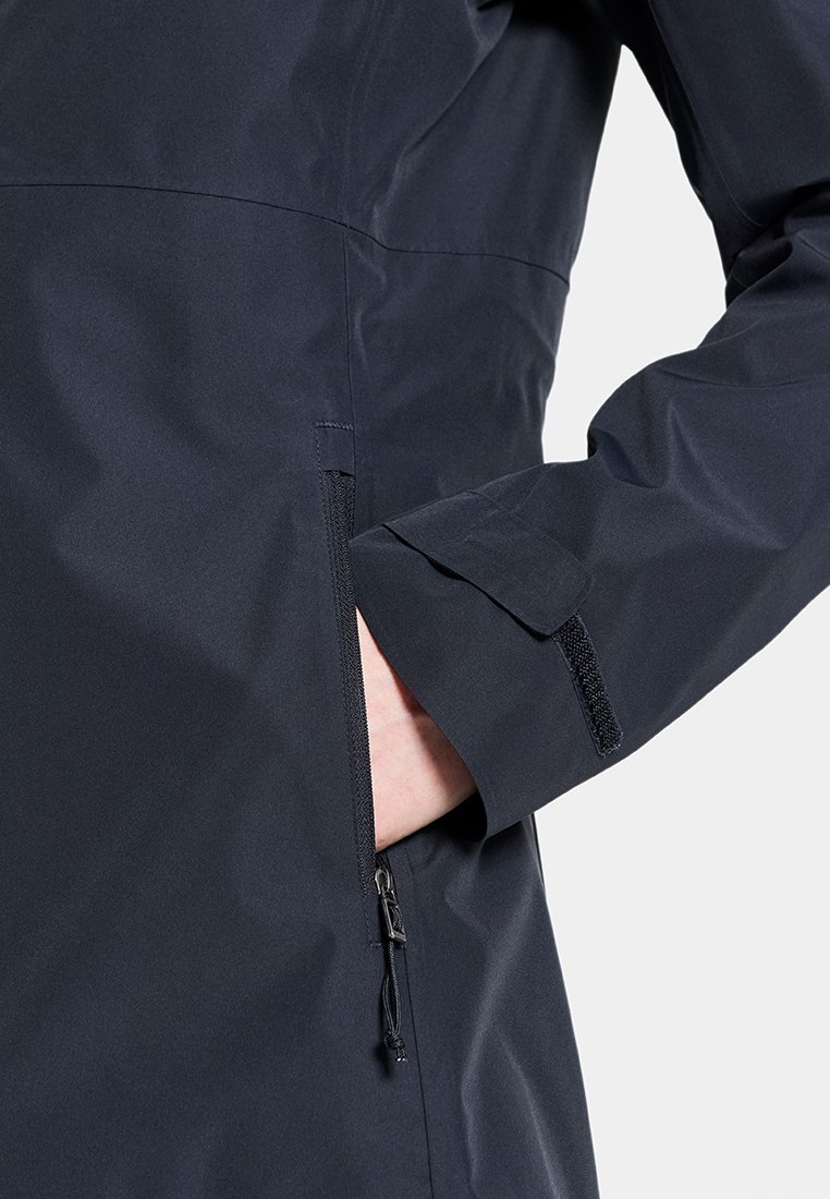 Marineblauer wasserdichter Jacke mit glatter Textur, seitlicher Reißverschlusstasche, verstellbarem Bündchen und Kordelzug am Saum.