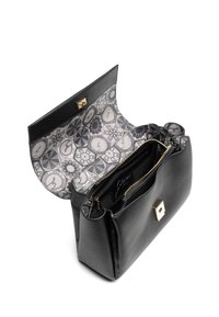 Borsa a tracolla in pelle nera con forma strutturata, accessori in oro e interno grigio a motivo. Presenta una chiusura magnetica e doppi scomparti.
