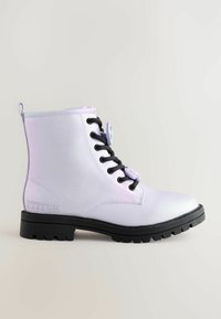 Snørebånds ankelstøvle i iriserende lys lilla materiale med sorte snørebånd, gummisål og præget "STITCH" detalje på siden.