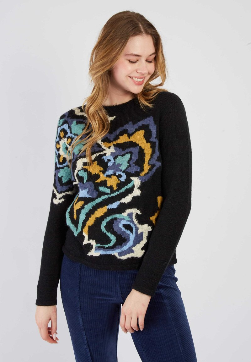 Pull en tricot noir avec un design floral coloré comportant des accents en turquoise, bleu, jaune et blanc. Manches longues avec une coupe décontractée.