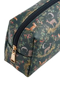 Tmavozelená obdĺžniková taštička s čiernym zipsom a zlatým ťahákom, zdobená vzorom líšok, jeleňov, mesiacov, húb a lesných rastlín.