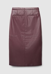 Jupe crayon en cuir bordeaux avec une texture lisse. Comprend deux poches arrière et des détails de couture verticaux. Design mi-long.