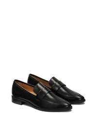 Mocasini din piele neagră cu o textură netedă, toc mic și o curea decorativă pe partea din față. Design cu vârf ascuțit.