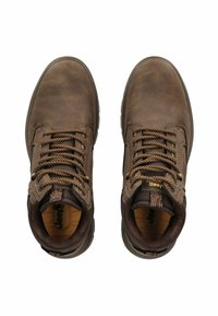Scarpe da trekking in pelle marrone con colli imbottiti, superfici testurizzate e lacci marroni. Logo del marchio visibile all'interno della scarpa.