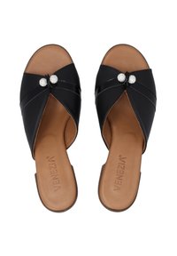 Zwarte leren slide sandalen met een gekruist riemontwerp, verfraaid met twee decoratieve strass-accenten en een tan voetbed.