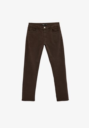Jean slim pour homme de couleur marron foncé, avec bouton frontal et poches, présenté à plat sur un fond blanc.