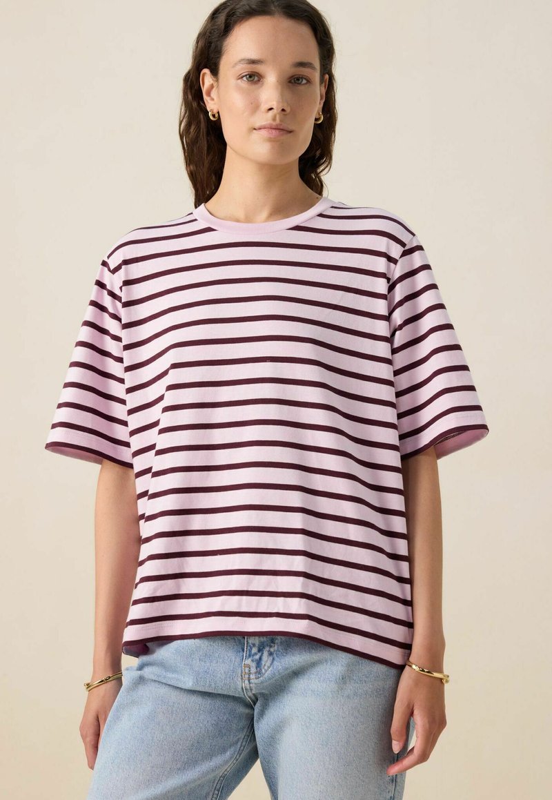 T-shirt à manches courtes rayé en rose clair avec des lignes horizontales bordeaux foncé, fabriqué en coton doux, coupe décontractée, encolure ras du cou.