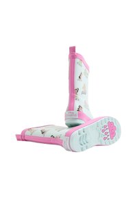 Botas de lluvia de goma rosa y azul claro con ilustraciones de princesas de Disney, textura suave y un diseño con patrones; detalles de la suela antideslizante visibles.