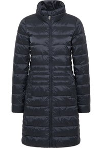 Granatowa kurtka puchowa z wysokim kołnierzem, zamkiem błyskawicznym z przodu i poziomym pikowaniem; posiada boczne kieszenie oraz długość do kolan.