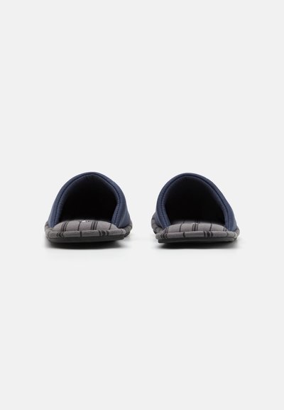 Pantofole in tessuto blu navy con punta aperta, suole grigie con motivo e un interno imbottito per il comfort. Design semplice e funzionale.