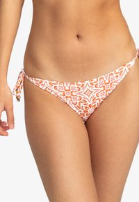 Bikini spodní část s oranžovo-bílým květinovým vzorem, nastavitelné boční stahování s korálky, hladký materiál, nízký střih a minimální pokrytí.