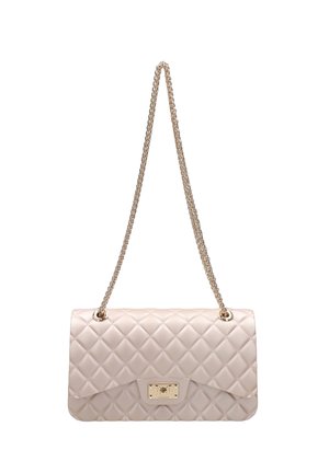 Bolso de hombro de cuero acolchado color beige claro con cierre giratorio en tono dorado y correa de cadena trenzada.