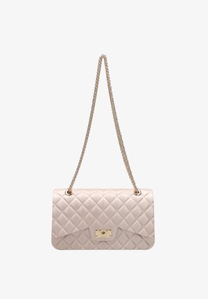 Bolso de hombro de cuero acolchado color beige claro con cierre giratorio en tono dorado y correa de cadena trenzada.
