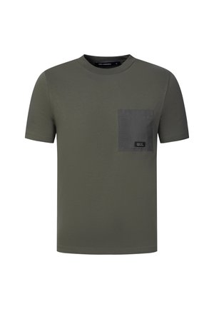Camicia verde oliva a maniche corte con scollo rotondo e tasca rettangolare più scura sul petto a sinistra.