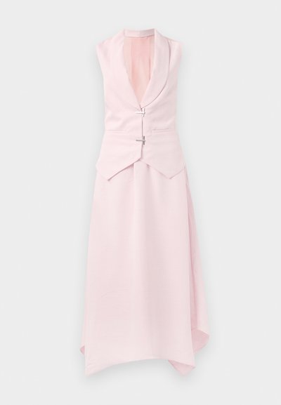 Gaiši rozā bezpiedurkņu kleita ar šāla apkakli, asimetrisku apakšmalu un divām dekoratīvām sudraba sprādzēm jostasvietā. Gluda, teksturēta auduma.
