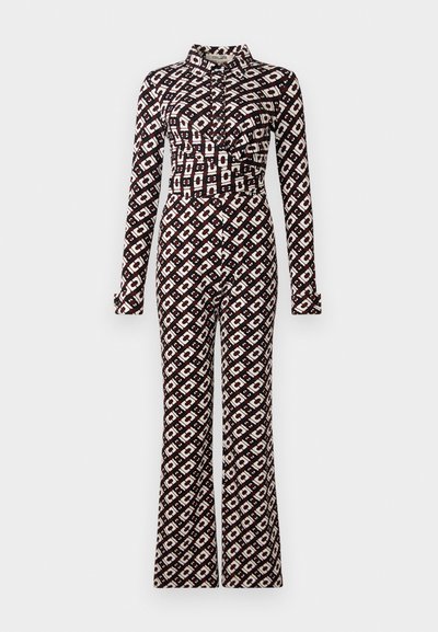 Tumšbrūns garajām piedurknēm viengabala tērps ar ģeometrisku baltu rakstu. Iespējas ietver apkakli, pogu slēgšanu priekšpusē un izvērstas kājas. Mīksta tekstūra.