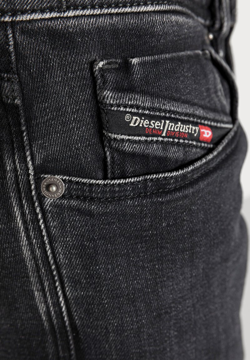 Herren Skinny Fit | Diesel 1979 SLEENKER Jeans Slim Fit 09c23 02/black denim - NT49944 Herren Skinny Fit | Diesel 1979 SLEENKER Jeans Slim Fit 09c23 02/black denim - NT49944