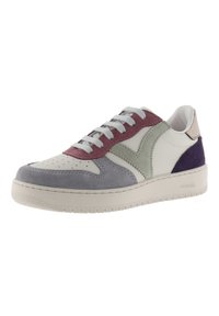 Sneaker con upper in pelle bianca, caratterizzato da dettagli in suede viola, verde e bordeaux. Punta perforata, design con allacciatura e suola strutturata.